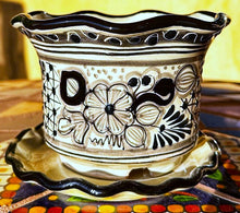 Load image into Gallery viewer, tatlavera planter with saucer black and white